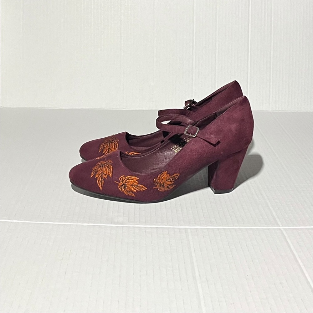 Lulu Hun Lear Embroidered Block Heels - Picture 2 of 15
